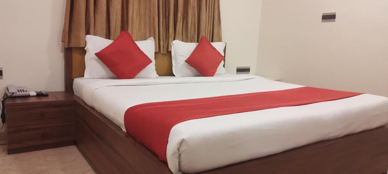 Shine Hospitality Palace Bombay Extérieur photo
